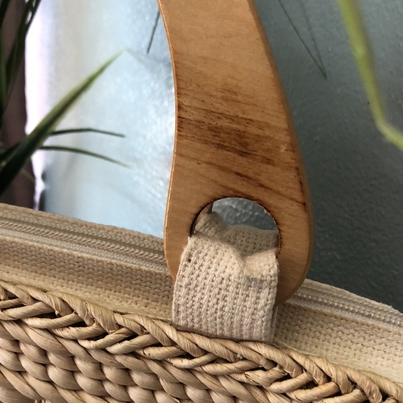 Vintage Rattan Bag with Needle Point Accent-Wood Handles-Zip Top-14x10x3 - Picture 4 of 17